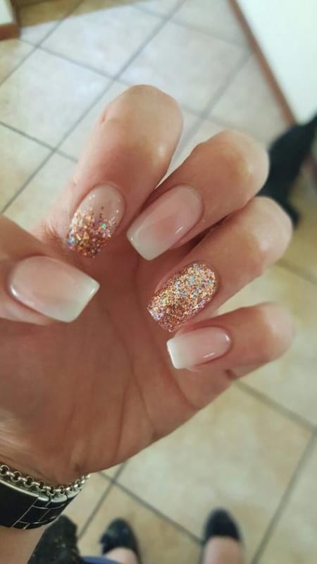 unhas decoradas com ombré e glitter dourado