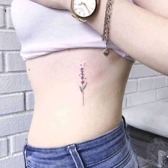 tatuagem feminina de flor de lavanda