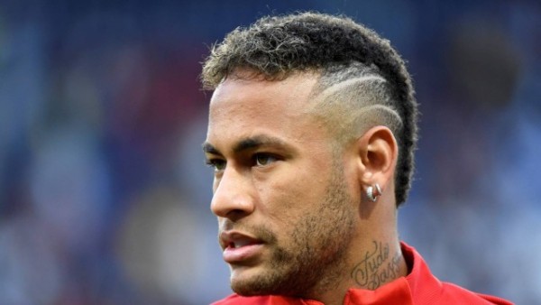 Neymar com cabelo cacheado e riscas
