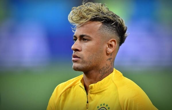 Neymar com corte degradê e luzes