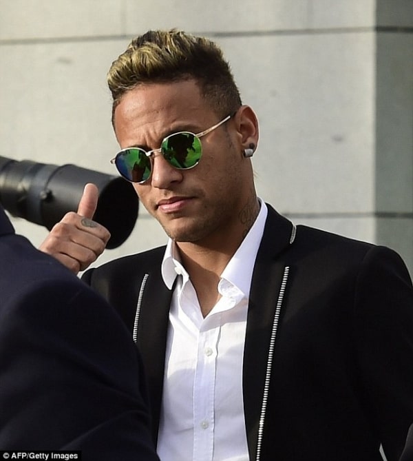 Neymar com cabelo loiro e raspado