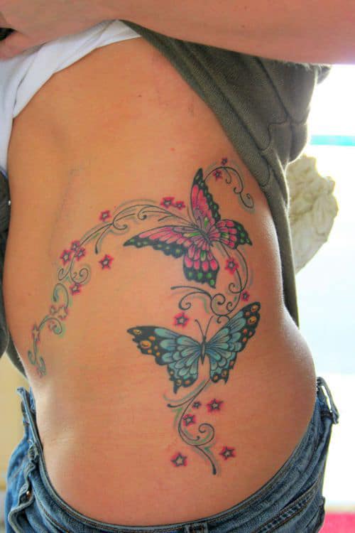 tatuagem de borboletas coloridas na cintura
