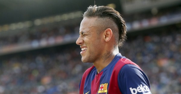 Neymar com cabelo alisado