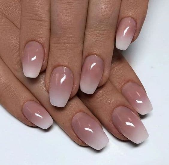 unhas degradê em nude e branco