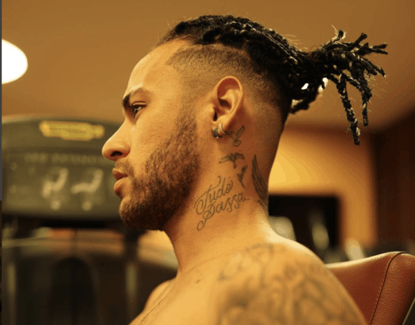 Neymar com corte de cabelo raspado e trancinhas
