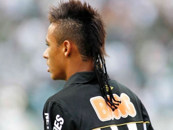 Neymar com cabelo moicano e tranças