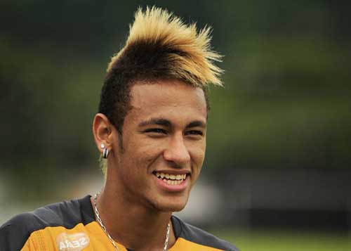 Neymar com cabelo liso e moicano