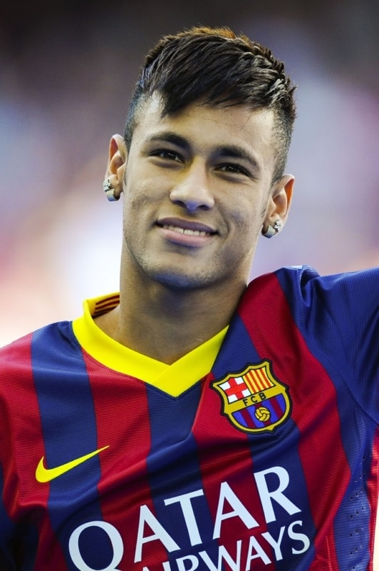 Neymar com corte curto e com franja
