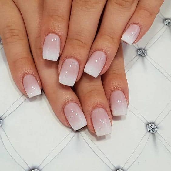 unhas quadradas decoras em degradê nude e branco