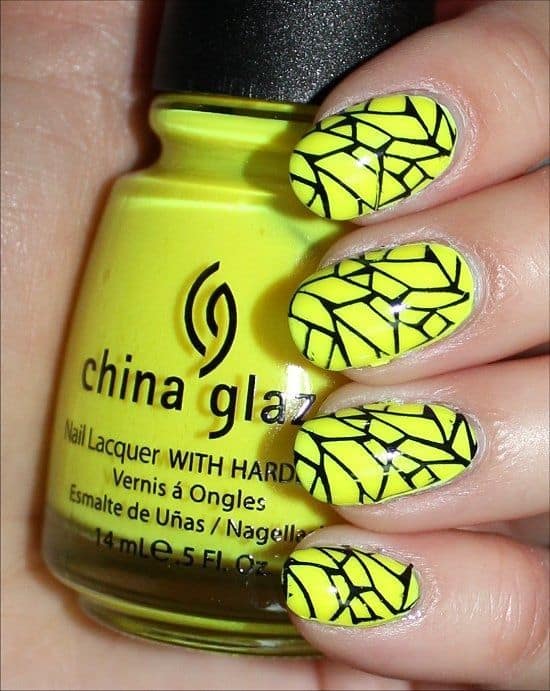 nail art simples em amarelo e preto