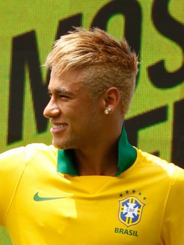 Neymar com cabelo descolorido e liso