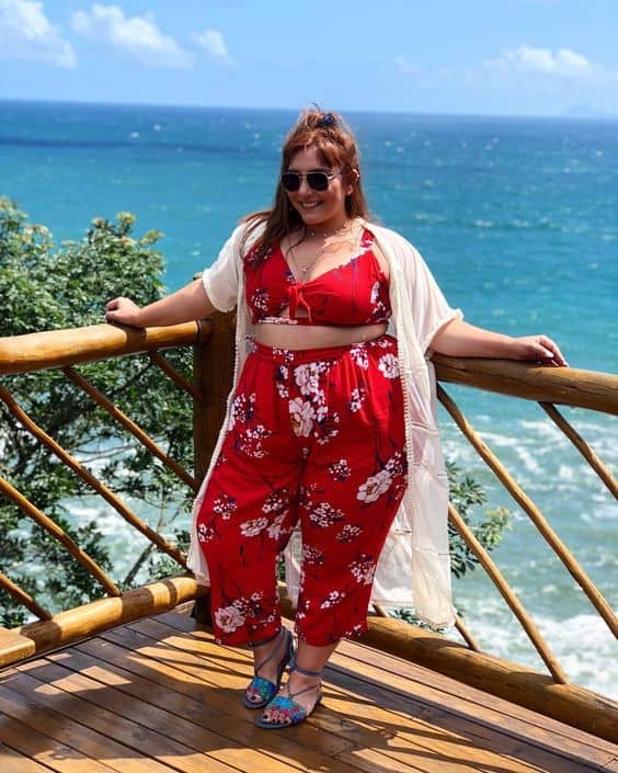 look plus size com top cropped