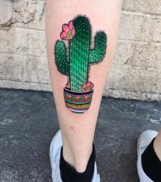 Dica de tattoo na perna de cacto grande com flor