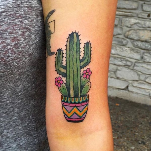 Tattoo de vaso com cacto e flor