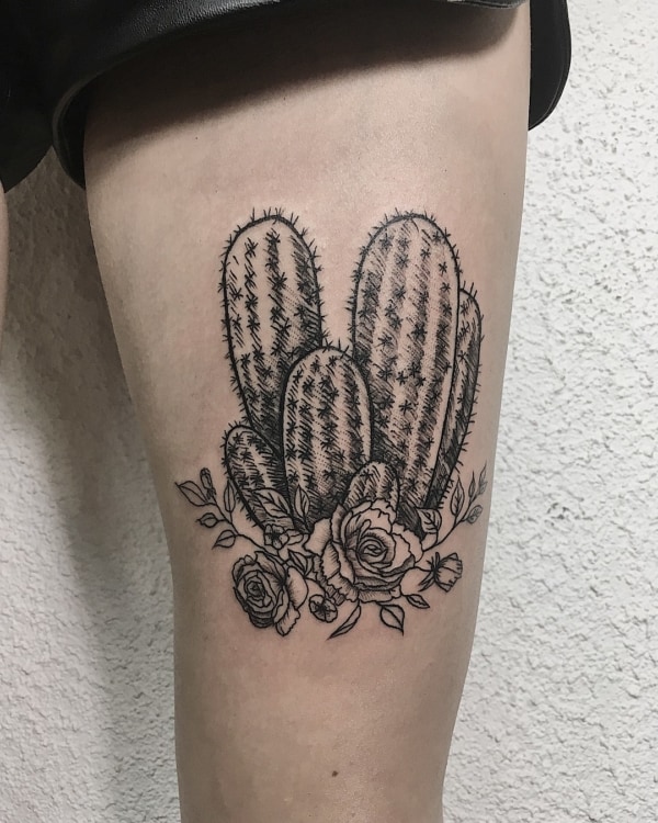 Tattoo em preto e branco de cactos com flores