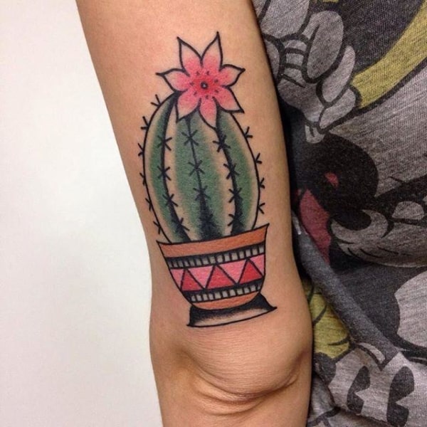 Tattoo no braço de cacto com flor