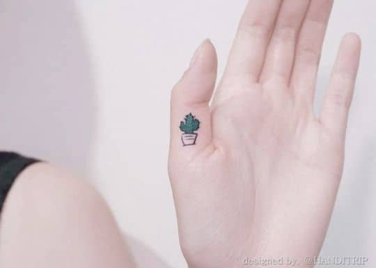 Tattoo no dedo de cacto