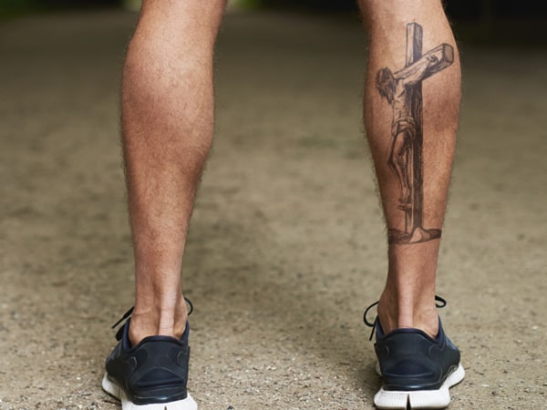 Tatuagem Jesus Cristo crucificado na perna