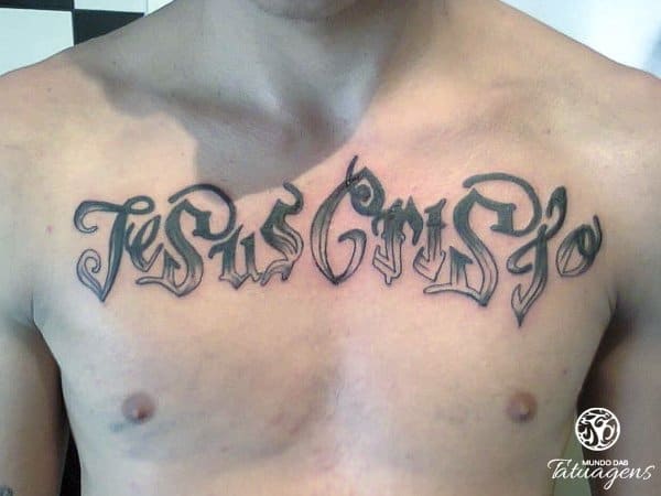 Tatuagem Jesus Cristo escrita no peito