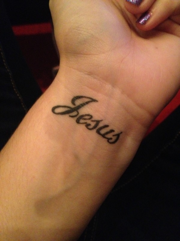 Tatuagem Jesus Cristo escrita no pulso