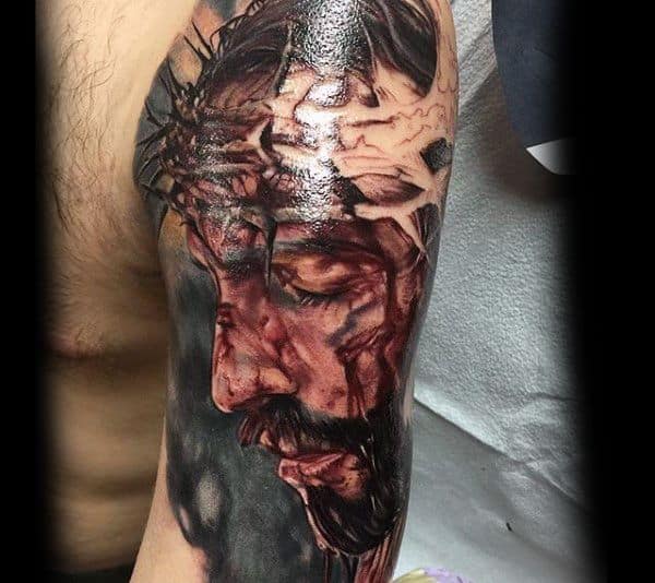Tatuagem Jesus Cristo no braço grande