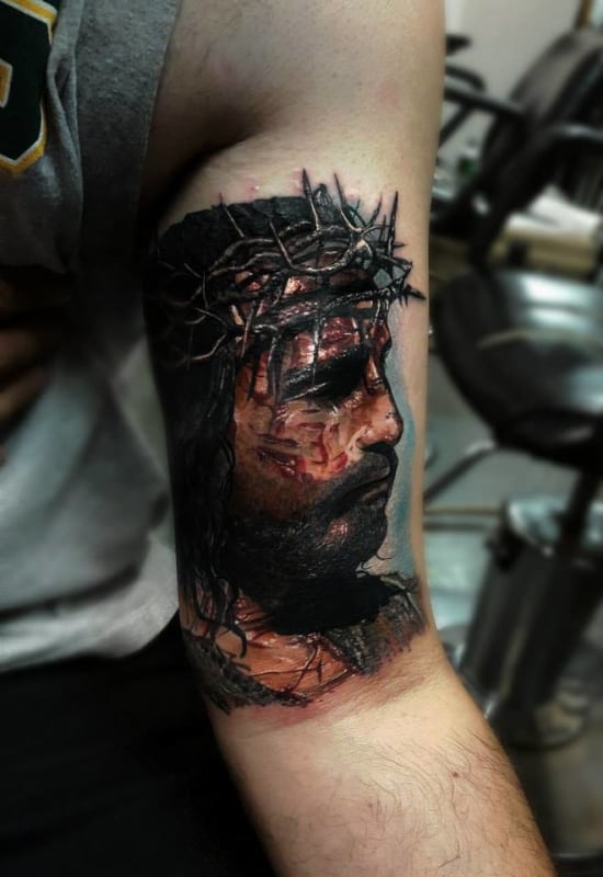 Tatuagem Jesus Cristo no braço rosto