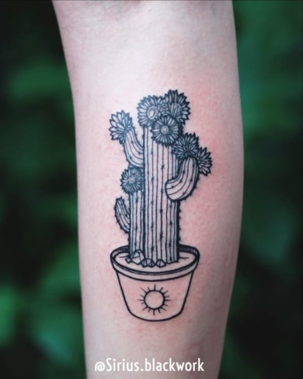 Tatuagem de cacto com flores preto e branco