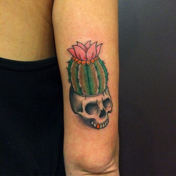 Tatuagem de caveira cacto e flor de lótus
