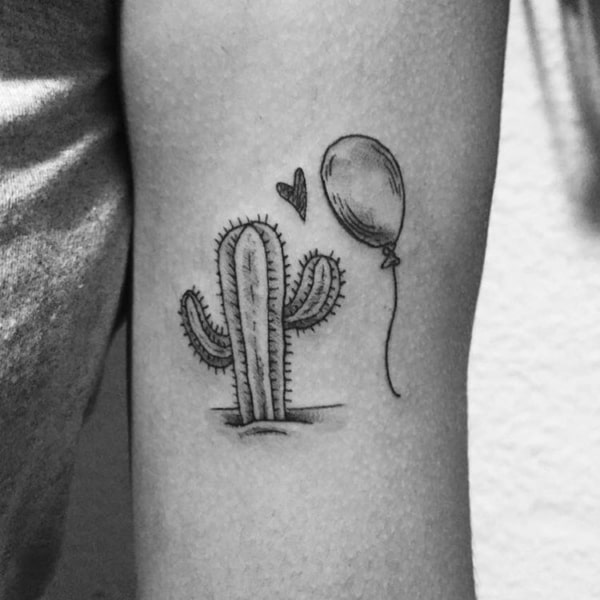Tatuagem em preto e branco de cacto com balão