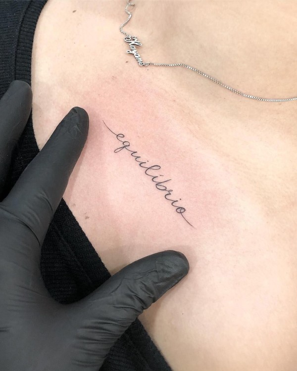 Tatuagem equilíbrio escrita feminina