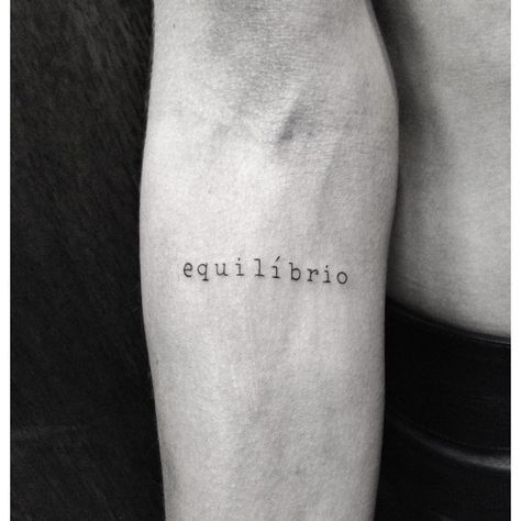 Tatuagem equilíbrio escrita masculina