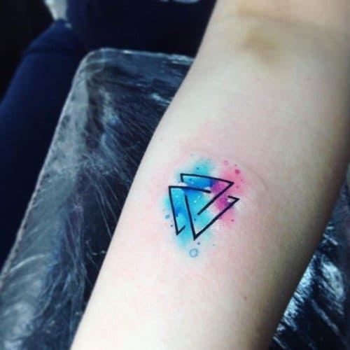 Tatuagem triângulo equilíbrio aquarela
