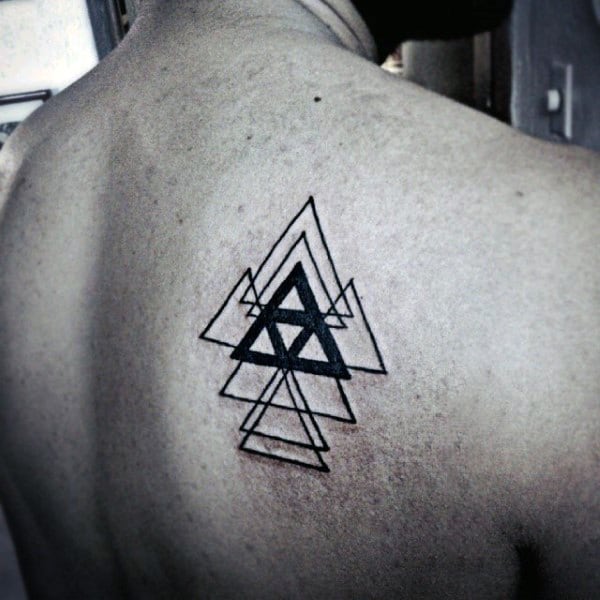 Tatuagem triângulo equilíbrio nas costas