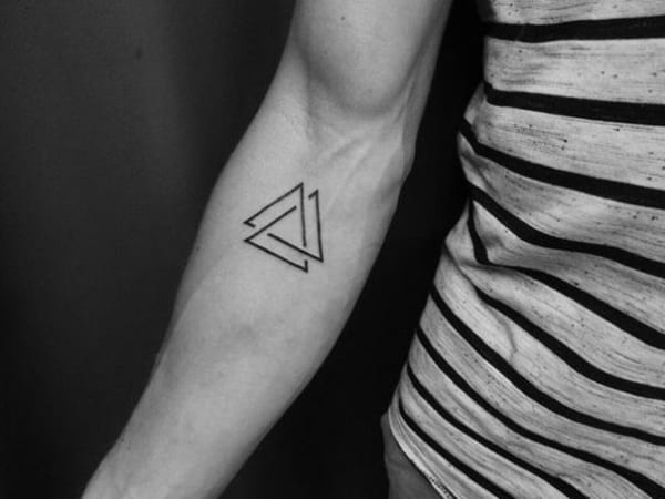 Tatuagem triângulo equilíbrio para homens