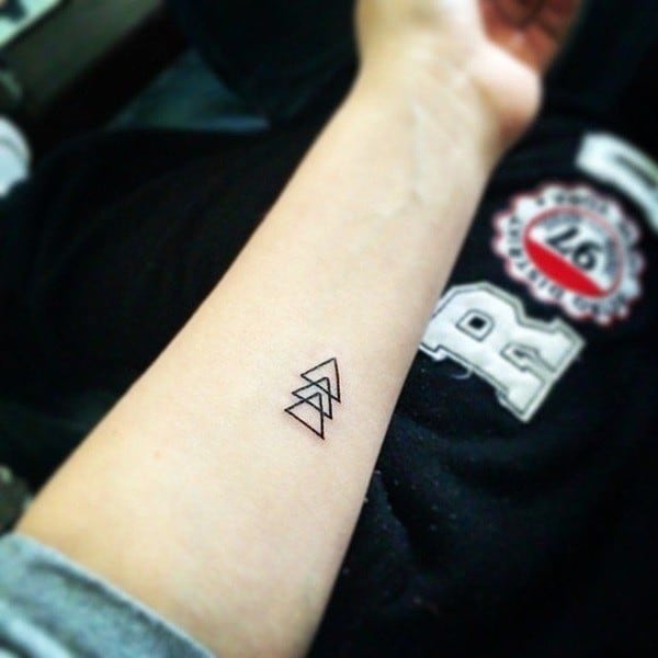 Tatuagem triângulo equilíbrio pequena
