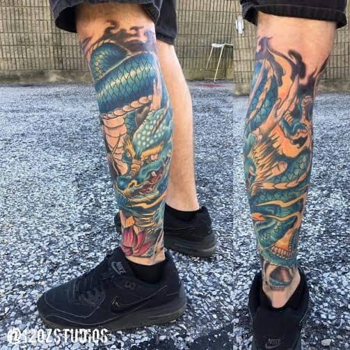 dragão azul tatuado na perna