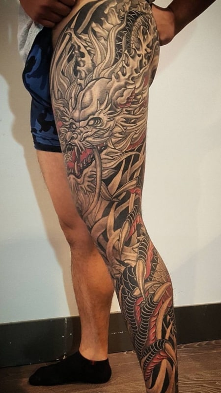 dragão tatuado na perna fechada