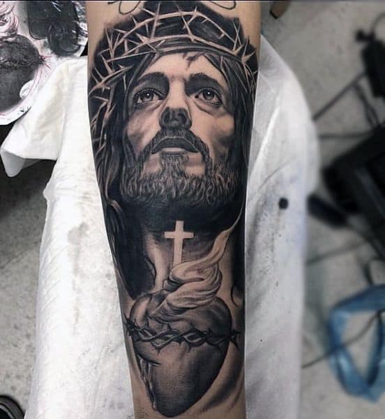 grande Tatuagem Jesus Cristo no braço