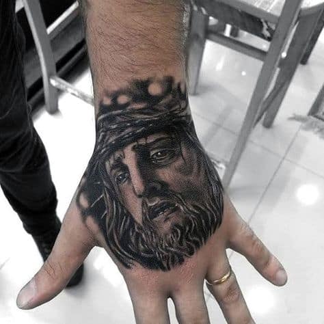 grande tatuagem de Jesus na mão