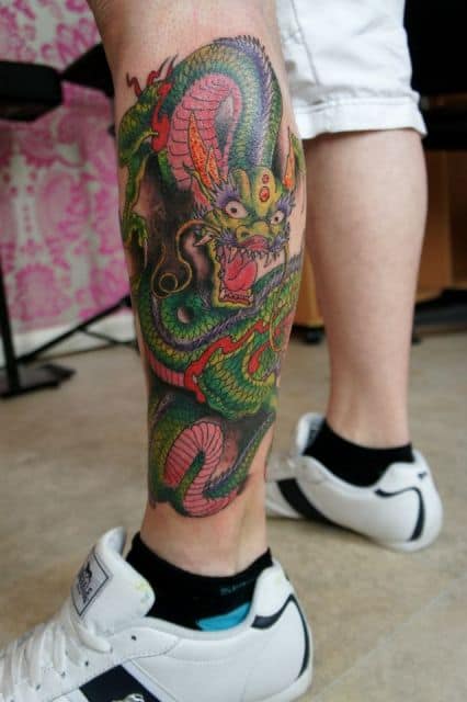 tattoo de dragão na perna fechada