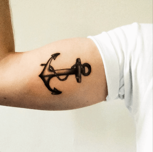 tatuagem de ancora no biceps masculino
