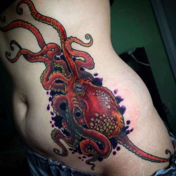 tatuagem de polvo feminina vermelha