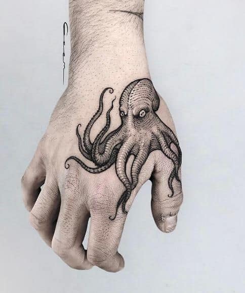 tatuagem de polvo na mão bonita