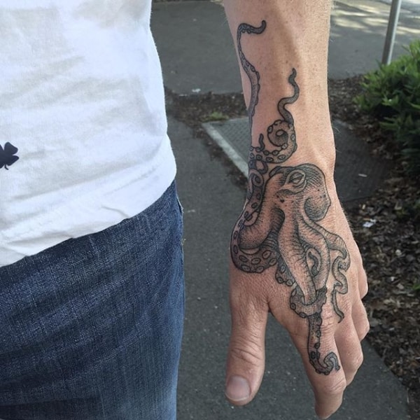 tatuagem de polvo na mão grande
