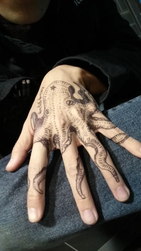 tatuagem de polvo na mão ideias