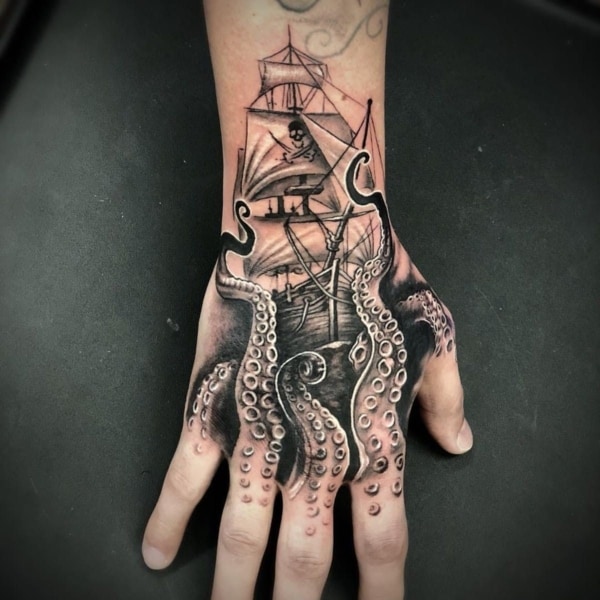 tatuagem de polvo na mão sombreada