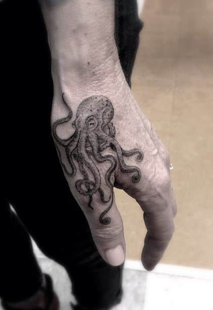 tatuagem de polvo na mão