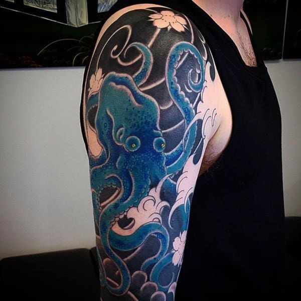 tatuagem de polvo no braço azul