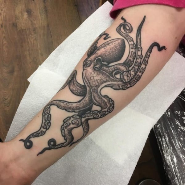 tatuagem de polvo no braço preto