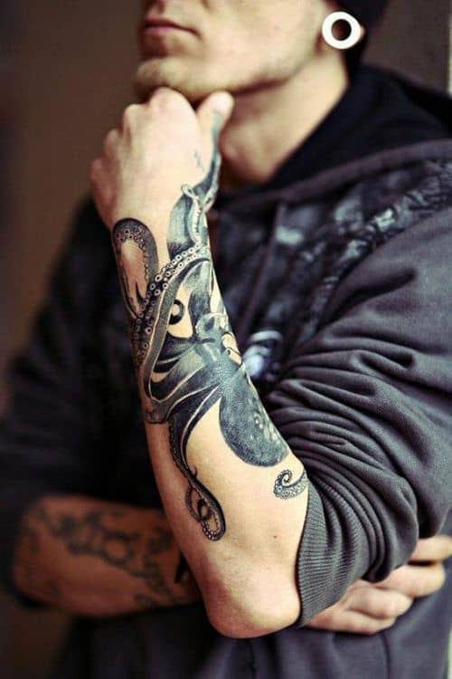 tatuagem de polvo no braço sombreado